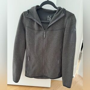 Arteryx Women’s Trim Fit Fleece Jacket. Size Medium.
